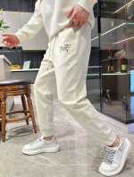 始祖鸟 顶级货品2025春夏新款休闲裤！官网同步发售。品牌经典Logo休闲裤 ，定制面料，舒适度极好，手触感强烈。辨识度极高，完美品相工艺。 尺码：M-3Xl