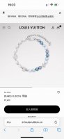 lv路易威登彩蓝珍珠手链 配全套包装 本款 Pearls Fusion 手链为金属串珠点缀圆润花卉标识，与玻璃珠饰共筑双重韵致。Lv 字母垂坠于可调节钩扣之下，