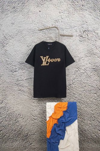 款号：Y122 Louis Vuitton 路易威登珠片彩色字母串珠刺绣亮片圆领短袖 重工刺绣亮片区别市场通货 料采用 %进口棉！高密度进口270克重面料 高温