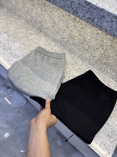 lp 诺悠翩雅 S新品专柜款高级订制新品短裤 长绒莱卡棉 手感极强官网每季专柜必推产品 简约时尚 休闲走位 专柜走好设计 版型巨好 上身效果超好 专柜热卖尺码.