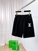 lv 2025春夏新款男士休闲短裤 高端货简洁时尚大方 定制原版进口面料 简洁利落又清爽 品质做工细节经得起任何形式检验简约大方百搭款 上身优雅帅气，焕然一新的