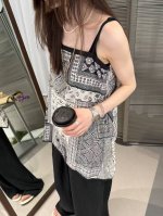 复古风图腾印花吊带背心 平领吊带设计 打造 天鹅颈 领深恰到好处 自然服帖 油画级印花表现力 像把艺术画穿身上 出街自带电影滤镜 把小众设计感和实穿性狠狠拿捏