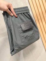 prada普拉达 深灰工装束脚裤 酷感与实用兼具 经典深灰永远不会出错，既显瘦又百搭。宽松的版型加上抽绳设计，能根据自己的喜好调节松紧，舒适度满分。 两侧多个大