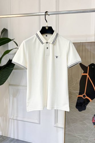 普拉达 2025Ss蛇年春夏新款polo领短袖系列。精选优质珠地棉面料，时尚大牌元素Logo设计，上身版型超赞，面料细腻舒适透气，随意搭配都超级好看时尚型男必备