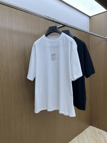 新品 Mm6 2540Fw春夏新品圆领打底外穿T恤 立体感Logo微廓形半袖活性纯棉打底T恤 棉 手感面糯有骨感 柔而有韧性 工艺处理 韧性和抗皱性能得到大幅度