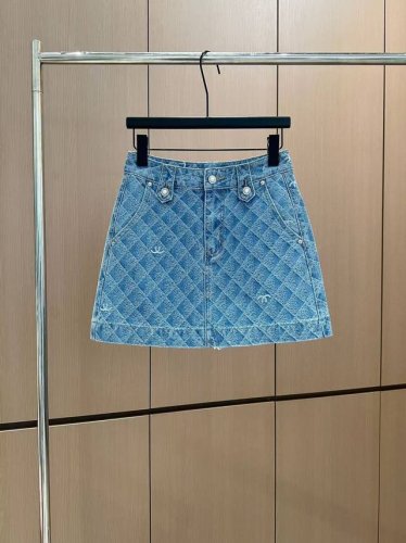爆款现货 原单品质 Chane*｜重工印花牛仔半裙 采用高端定制面料，牛仔穿起来非常舒适，常规设计，包容性好，色系增添视觉魅力，而且裤子的纹路会非常细腻，是非常