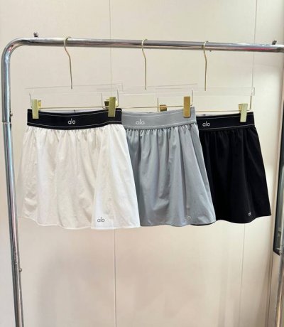 价格P： 品名：* 松紧腰带网球裙 尺码：S.M.L 颜色：白色 灰色 黑色 Alo的新品无法抗拒，运动女孩的夏日心动狙击！这条裙子上身直接美到闺蜜狂问链接！，