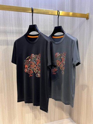 爱马家 2025春夏最新机械马头印花男士圆领T恤衫，前身极具代表性的大号马头图案，由多种多样的机械小零件组成，采用高端重工的2500目多色丝网台印工艺 行业内最
