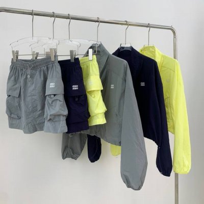 爆款现货 原单品质 Miu Mi* 25春夏新品防晒衣套装 高端定制印花外套 搭配松紧腰半裙 极简主义风法式优雅的慵懒风 休闲又时髦 立体剪裁版版型可甜可盐减龄