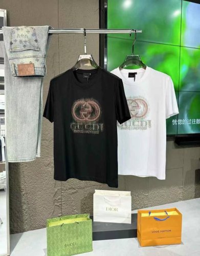 Guc*I 古*奇 2025 春夏新款男士短袖T恤！高端潮物，众星追捧时尚款！各大明星网红人手一件的出街单品。高级定制丝光棉面料，手感细腻柔软，上身挺括有型。胸