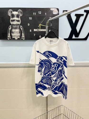 款号148 Burberry巴宝莉战马印花短袖 采用280G纯棉双纱面料 上身舒适柔软 采用大面积蓝色印花工艺 整体立体大气 高版本可随意对比 三标齐全 颜色: