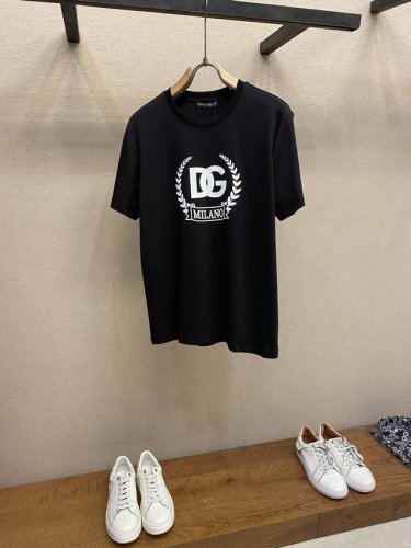 dg Dolce&Gabbana 新品桂冠Dg印花Logo圆领加厚短袖T恤 正面缀饰Dg撞色印花配色设计 重新定义了不断演变的标志性风格 为男士衣橱注入新意 采
