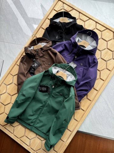 Kolon Sport 可隆户外登山冲锋衣男女连帽防风防水软壳外套 软壳夹克外套，具有优异的防风，防泼水功能，穿着舒适自如。 连帽设计，帽子有隐藏式调节扣，更贴