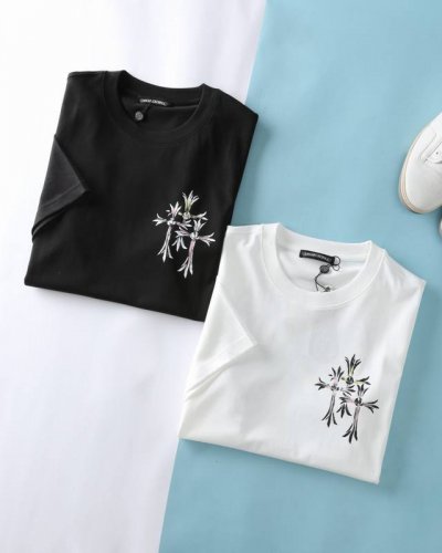Chr克*心 2025Ss春夏新品，男女同款经典十字架手绘印花标识时尚休闲圆领短袖T恤衫！！贸易公司渠道稀出，同步Gw发售！在众多时尚品牌中，Ch以其独特的设计