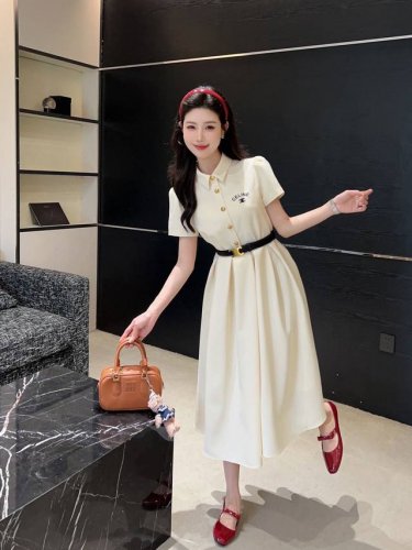 新品上新 Celine 瑟琳 收腰连衣裙 高级定制 新款Celin*瑟琳25Ss新款短袖连衣裙 配腰带！自带气场 面料质感很奈斯 时髦又高级 颜色超级正 上身显