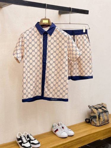 2025 夏季新款 Gucci 古奇 印花翻领短袖衬衣套装 高端版本 定制面料 透气舒适度高 细节无可挑剔 体现高品质 手感细腻柔软 呈现休闲裁剪 上身版型超好