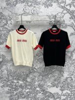 P250Miu 25早春新款 Logo圆领针织短袖 品牌刺绣Logo点缀 彰显品牌魅力 短款修身针织上衣 上身巨显温柔气质 基础简约款 简约又百搭 上身非常显瘦