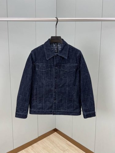 Fendi.芬迪 25春夏男士暗纹提花Ff牛仔夹克外套，夹克配有衬衫领和胸部口袋，纽扣开合，蓝色牛仔材质，牛仔面料材质，配以午夜蓝提花Ff暗纹，全品相；蓝色 M