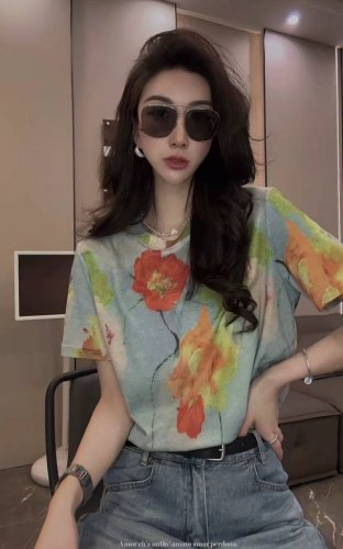 印花短袖T恤设计感小上衣将夏日绽放的绚烂花朵穿在身上 度假感满满的花卉小衫轻盈舒适与自在 Smlxl