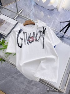 纪梵希夏季新品 全新工艺 高定面料 玉蚕丝般的丝滑 时尚经典圆领短袖时尚单品设计 更加时尚舒适 高标准定制 上身非常有型 客供辅料 客供进口高档面料质感非常细腻