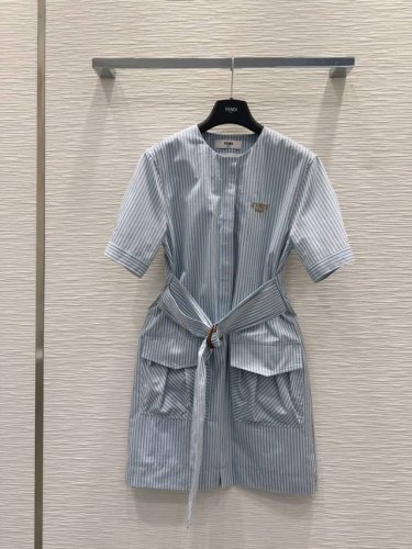 fend*2025Ss新款连衣裙 经典又有型 各种都能完美驾驭～高级成衣做法，细节美到爆！精美又日常，轻松驾驭！质感棒棒哒！！减龄 时尚 休闲少女感，强推！Sm