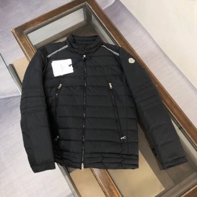moncler 蒙口 最新男士轻薄机车风立领羽绒服 官网同款，专柜在售！ 客供进口面料，防风防雪，手感一流，质感十足，不跑绒！ 内里充绒饱满，国际标准90鸭绒，