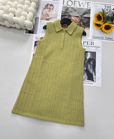 Gucci新款墨绿色翻领背心裙 定染墨绿色纱线 独特而浓郁的色调 复古又不失摩登 是时尚版图中别具一格的存在 精致翻领设计 巧妙勾勒颈部线条 复古学院风与优雅气