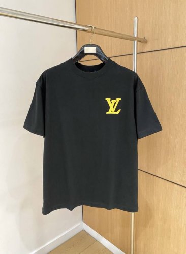 Lv 2025Ss春夏新款首发专柜最新款短袖圆领T恤 高端订制 设计前卫时尚！品牌Logo重工艺设计 高端定制260克面料.手感柔软.穿着舒适.专柜级别精致车线