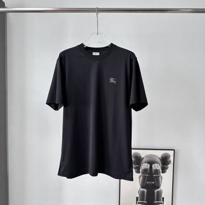 burberry 巴宝莉 25Ss 四色圆盘战马短袖T恤 选用轻盈平织棉面料制成，呈现常规版型。背部植绒印花灵感来自 20 世纪上半叶的品牌典藏目录，融入马术骑