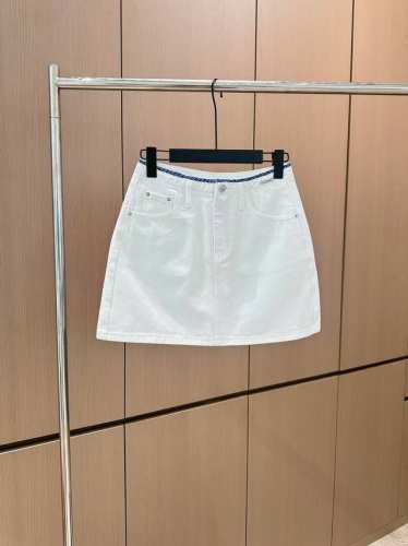 爆款现货 原单品质 设计师 重工刺绣牛仔半裙 采用高端定制面料 牛仔穿起来非常舒适 常规设计 包容性好 色系增添视觉魅力 而且裤子的纹路会非常细腻 是非常好的面