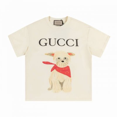 款号 364 gucci新品 无感印花 高克重短袖 选用客供定制针织100%纯棉面打造,面料手感细腻 厚实有质感的纯棉布 高密度的机织工艺 如棉絮般柔紧致舒适