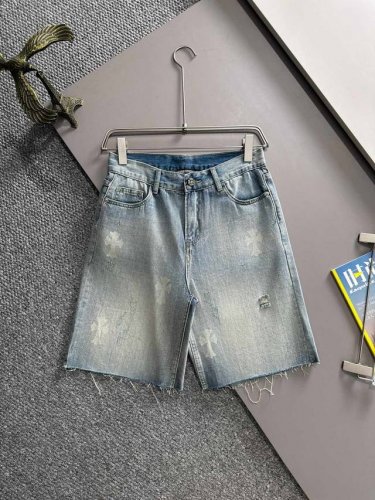 克罗心2025夏季新品牛仔裤牛仔短裤，采用进口客供日本Denim平纹棉质牛仔面料梭织生产，三标齐全，顶尖的石磨水洗工艺让质感达到80年代的老味，柔软细腻舒适透气
