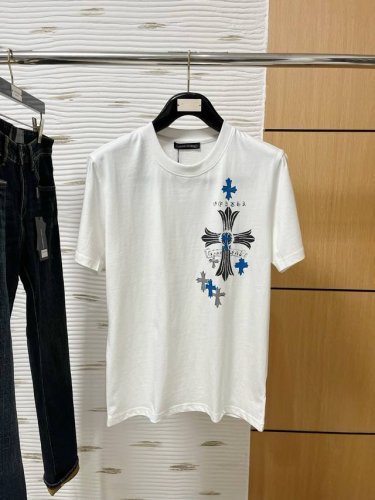 克罗心春夏新款首发专柜最新款短袖圆领T恤 高端订制 设计前卫时尚！品牌Logo重工艺设计 高端定制230克面料.手感柔软.穿着舒适.专柜级别精致车线.颜色：黑色
