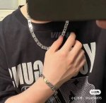 Louis Vuitton Lv路易威登驴家Monogram Tied Up 字母复古拼接手链 将耀目金属铭牌相互连接，双面均镂刻 Lv 字母和 Monogra