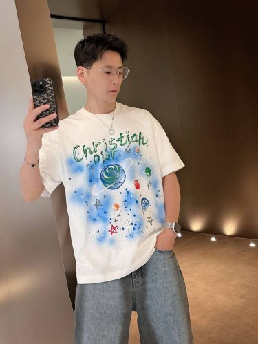 Qian Dior 25Ss夏季新款手绘短袖T恤！专柜同步，每一件都是纯手工画制而成.独特的Logo 个性艺术系列全网独家首发 百搭款细节处理完美240克纯棉面