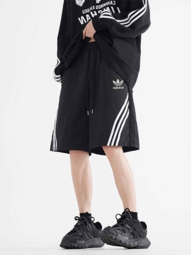 阿迪达斯Adidas三叶草斜三杠短裤刺绣百搭情侣款短裤 *采用冰丝塔丝隆D14面料带冰感！宽松版型做工非常好质量非常棒！细节拿捏的非常不错！面料非常牛 穿个10