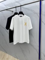 Louis Vuitton 路易威登 2025Fw春夏新品圆领打底外穿T恤，立体感Logo常规半袖纯棉打底T恤，柔软而有韧性。工艺处理，韧性和抗皱性能得到大幅度