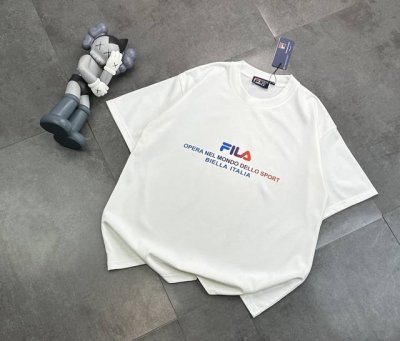 潮牌Fila斐乐胸前印花官网同款同步短袖！胸前Logo点缀胸前，简约又不失时尚感，一眼就狠狠拿捏住了！正肩版型对各种身材都很友好，穿起来整个人显得挺拔又精神，瞬
