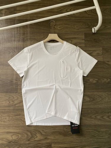 arcteryx 始祖鸟小Logo刺绣冰丝速干透气短袖T恤 采用新品冰丝速干面料，不褪色不变形不缩水手感超级柔软 ，超适合夏天，柔软光滑 上身柔和舒适，活动时不