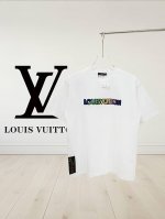 高版本] Louis Vuitton*路易威登 渐变牙刷绣标识字母短袖T恤 *采用280克高克重双纱纯棉面料 此面料厚实挺括 穿着既保暖又舒适 成衣普洗 喜欢高