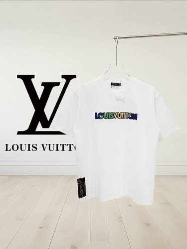 高版本] Louis Vuitton*路易威登 渐变牙刷绣标识字母短袖T恤 *采用280克高克重双纱纯棉面料 此面料厚实挺括 穿着既保暖又舒适 成衣普洗 喜欢高