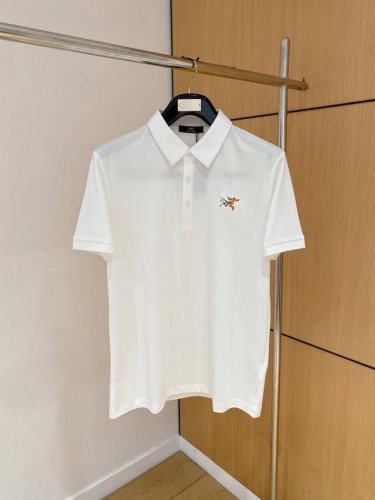 鸟 25S新款polo短袖.原单推荐 这款polo衫采用高端丝光棉质珠地面料制成 经典衣领 点缀条纹饰边 胸前饰有蒙家标识刺绣.领口Moncler字母双色定织.