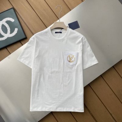 专柜还原顶级复刻版 Louis Vuitton 路易威登 2025Ss春夏新款驴家Lv 珠片标识口袋圆领短袖T恤男女同款 本款T恤采用全棉平纹面料打造 前幅领口