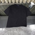 Louis Vuitton 路易威登 重工满印Logo刺绣针织短袖T恤 -本款棉质 T 恤来自路易威登 X 草间弥生合作系列，向艺术家自 2009 年起创作的M