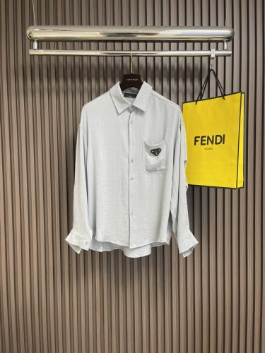 Prada 2025Ss早春新品胸前三角标识口袋长袖衬衫。常规版型，经典领，胸前口袋设计，袖口纽扣开合细节。直下摆，胸前金属三角标标志。尺码：M-Xxl M码胸