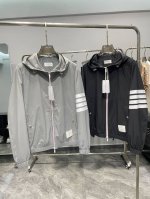 Tb25Ss春夏新款科技纤维面料拉链夹克，男女同款袖臂四条杠撞色拉链标识连帽夹克外套！贸易公司渠道稀出，同步官网发售！诞生于美国的活力时尚品牌，是世界知名的时尚