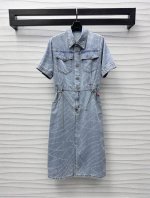 Chane*2025新品上架 激光链条牛仔连衣裙 定制Yb进口斜纹全棉牛仔材质 透气柔软亲肤 半襟单排刻印纽扣调节处理 配合胸前对称翻盖口袋设计 增添造型层次感