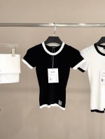 上新！ Chane* 25Ss春夏新款 微标修身短袖针织上衣丨独家Yb开发！高版出品！经典黑白配色简约大气！进口机18针坑条提花！蕾丝花边方形品牌标识彰显低调品