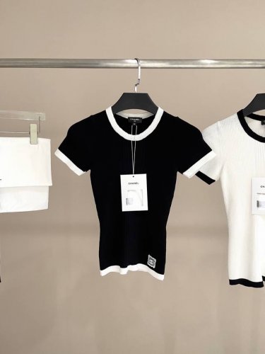 上新！ Chane* 25Ss春夏新款 微标修身短袖针织上衣丨独家Yb开发！高版出品！经典黑白配色简约大气！进口机18针坑条提花！蕾丝花边方形品牌标识彰显低调品