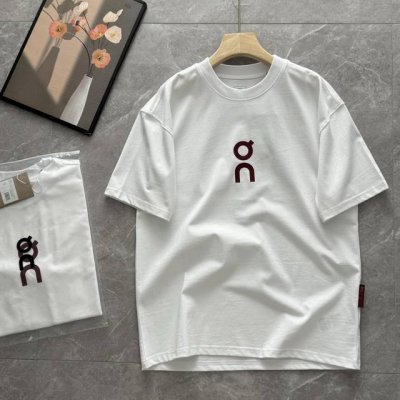 发100，来咯！On限定情侣款第一眼真的惊艳了，高级的烫金色昂跑标搭配上中国的新年红白配色，超级高级又时尚至此今年限定的款式哦！绝对值得入手的！On昂跑情侣同款